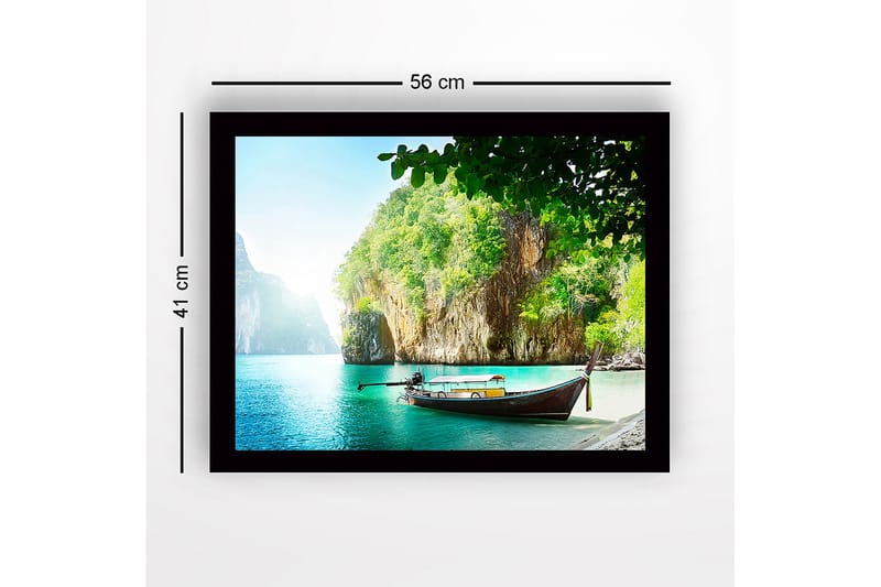 Innrammet lerretsbilde i tre - 41x56 cm - Stillehavslandskap med en tradisjonell båt på en steinete kyst - Turkis / Grønn / Brun - Innredning - Bilder & kunst