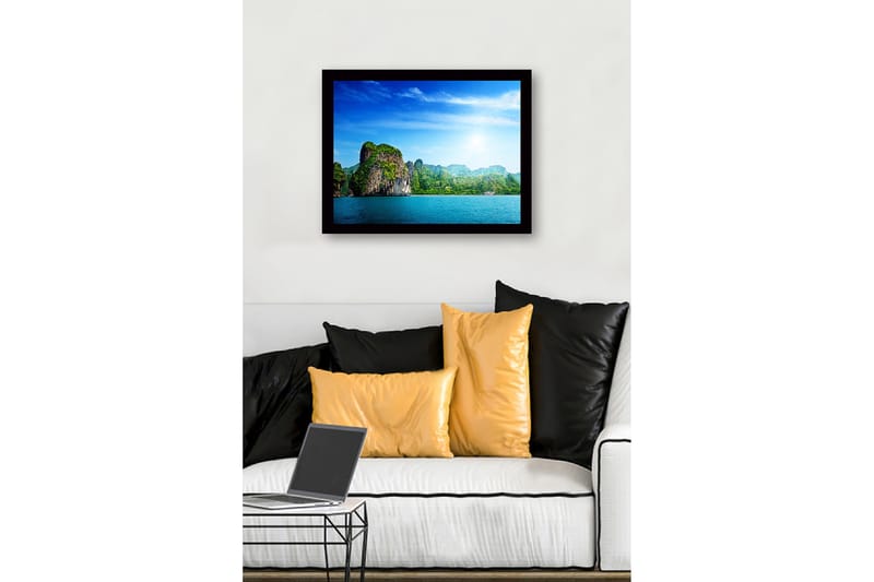 Innrammet lerretsbilde i tre - 41x56 cm - Storslått kystlinje med fjellformasjoner og frodig vegetasjon - Blå / Grønn / Hvit - Innredning - Bilder & kunst
