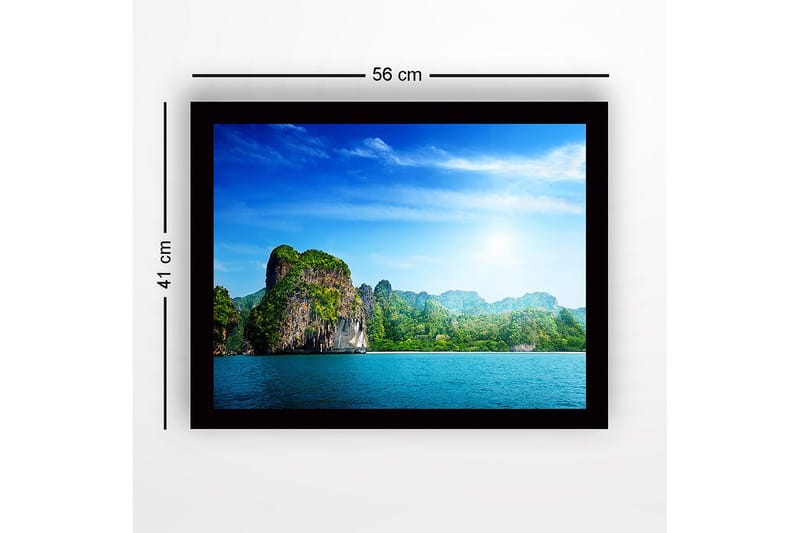 Innrammet lerretsbilde i tre - 41x56 cm - Storslått kystlinje med fjellformasjoner og frodig vegetasjon - Blå / Grønn / Hvit - Innredning - Bilder & kunst