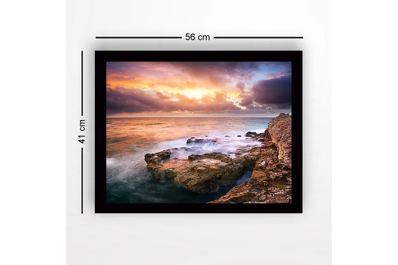 Innrammet lerretsbilde i tre - 41x56 cm - Storslått solnedgang over havet med fjellformasjoner i forgrunnen - Oransje / Blå / Grå - Innredning - Bilder & kunst