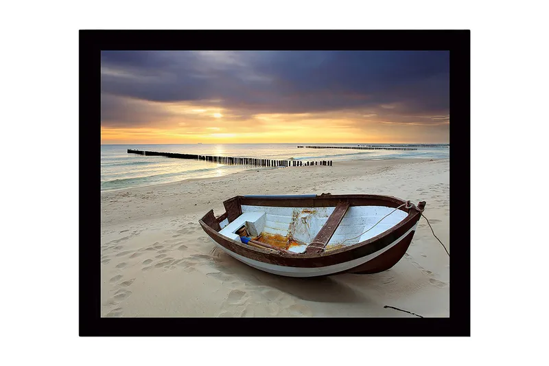 Innrammet lerretsbilde i tre - 41x56 cm - Strand med en gammel båt i solnedgangens lys, Blå / Oransje / Hvit