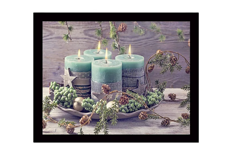 Innrammet lerretsbilde i tre - 41x56 cm - Tente lys i en vinterdekorasjon med grangrener og kongler, Grønn / Lys blå / Beige