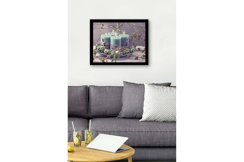 Innrammet lerretsbilde i tre - 41x56 cm - Tente lys i en vinterdekorasjon med grangrener og kongler - Grønn / Lys blå / Beige - Innredning - Bilder & kunst