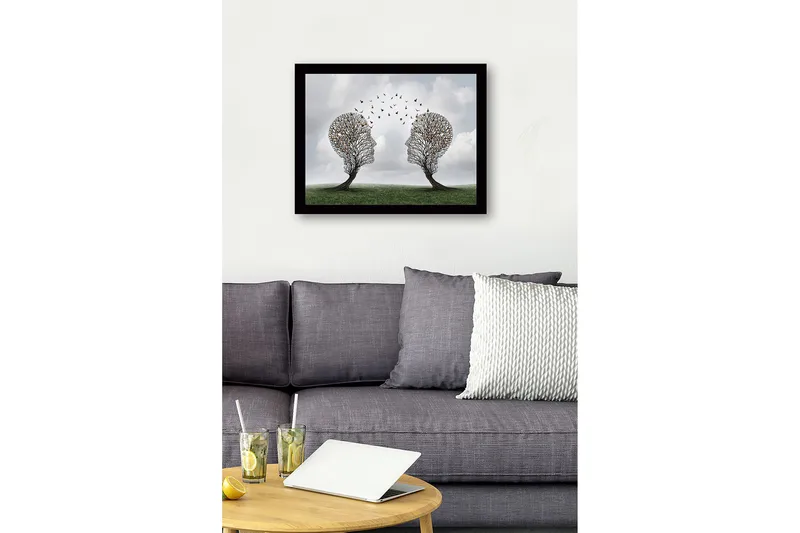 Innrammet lerretsbilde i tre - 41x56 cm - To ansikter formet av trær med sommerfugler som svever rundt dem - Grønn / Brun / Gul - Innredning - Bilder & kunst