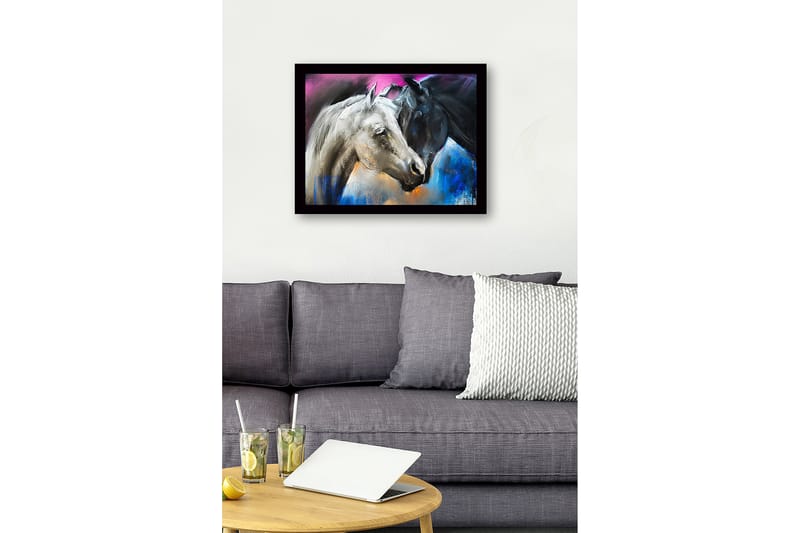 Innrammet lerretsbilde i tre - 41x56 cm - To hester i kontrastfarger, en hvit og en svart, møtes i en dynamisk komposisjon - Hvit / Svart / Blå - Innredning - Bilder & kunst
