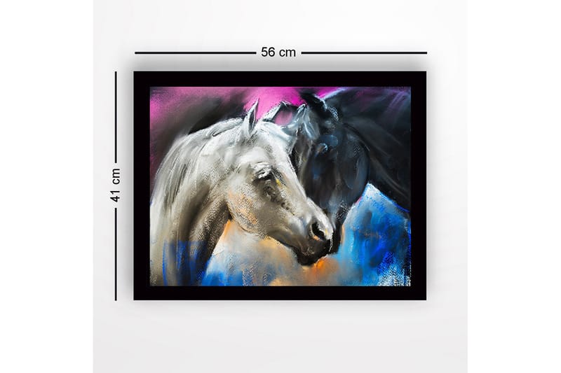 Innrammet lerretsbilde i tre - 41x56 cm - To hester i kontrastfarger, en hvit og en svart, møtes i en dynamisk komposisjon - Hvit / Svart / Blå - Innredning - Bilder & kunst