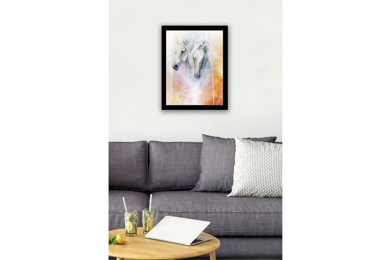 Innrammet lerretsbilde i tre - 41x56 cm - To majestetiske hester med myke ansiktstrekk og en drømmeaktig bakgrunn - Hvit / Lys grå / Oransje - Innredning - Bilder & kunst