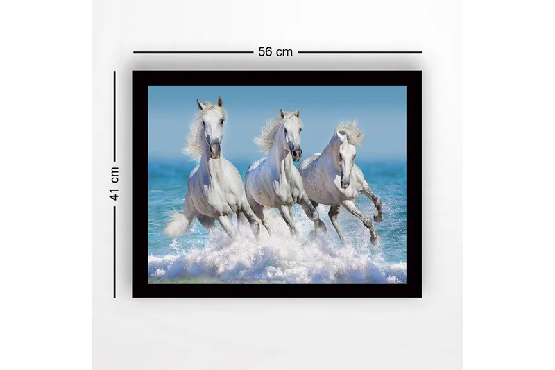 Innrammet lerretsbilde i tre - 41x56 cm - Tre hvite hester galopperer gjennom bølgene - Hvit / Blå / Turkis - Innredning - Bilder & kunst