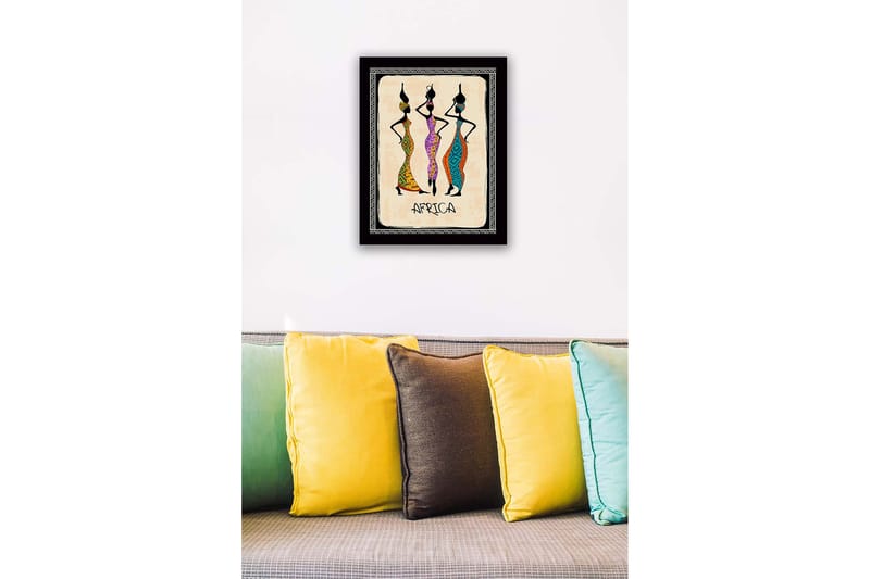 Innrammet lerretsbilde i tre - 41x56 cm - Tre stiliserte kvinner i fargerike kjoler med tradisjonelle mønstre - Svart / Oransje / Grønn - Innredning - Bilder & kunst