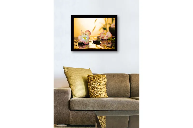 Innrammet lerretsbilde i tre - 41x56 cm - Vakker blomst med vanndråper på steiner - Rosa / Grønn / Gul - Innredning - Bilder & kunst