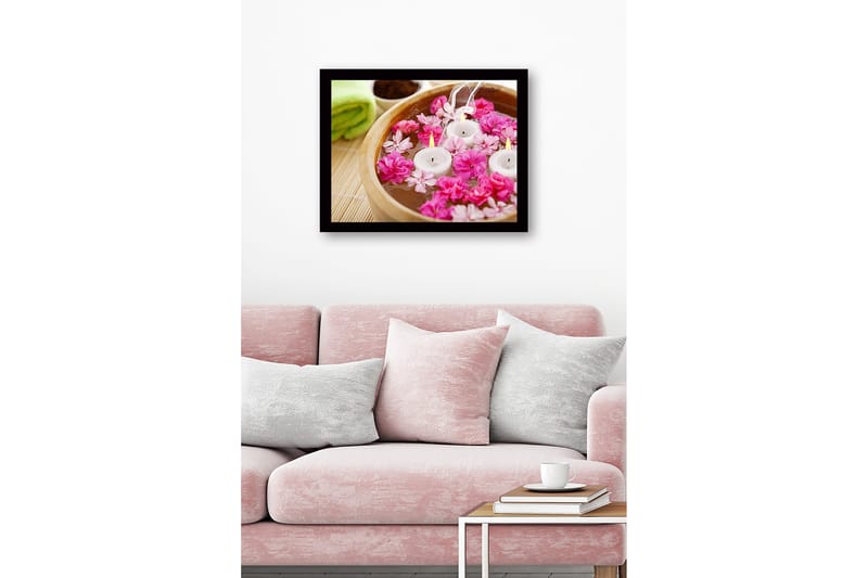 Innrammet lerretsbilde i tre - 41x56 cm - Vakker bolle med flytende blomster og lys - Rosa / Hvit / Brun - Innredning - Bilder & kunst