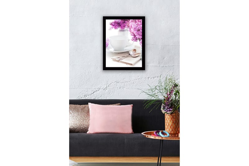 Innrammet lerretsbilde i tre - 41x56 cm - Vakker borddekking med lilla blomster og en hvit kopp - Lilla / Hvit - Innredning - Bilder & kunst