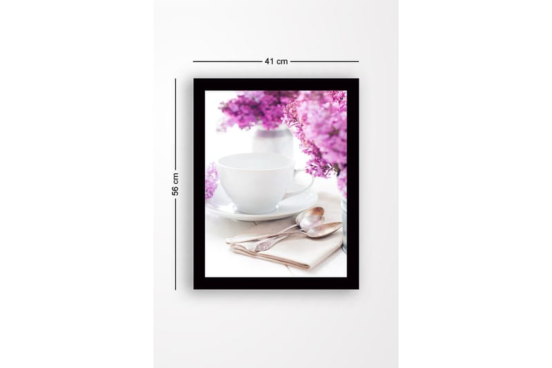 Innrammet lerretsbilde i tre - 41x56 cm - Vakker borddekking med lilla blomster og en hvit kopp - Lilla / Hvit - Innredning - Bilder & kunst