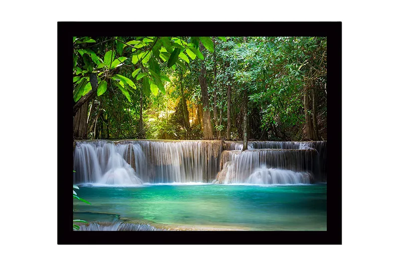 Innrammet lerretsbilde i tre - 41x56 cm - Vakker foss i et frodig skogsmiljø - Grønn / Turkis / Brun - Innredning - Bilder & kunst