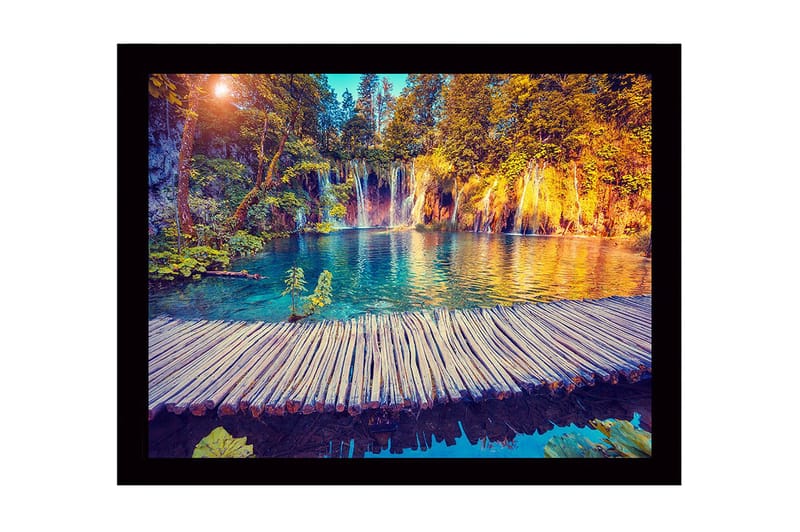 Innrammet lerretsbilde i tre - 41x56 cm - Vakker foss med klart blått vann omgitt av frodige trær og planter - Blå / Grønn / Oransje - Innredning - Bilder & kunst