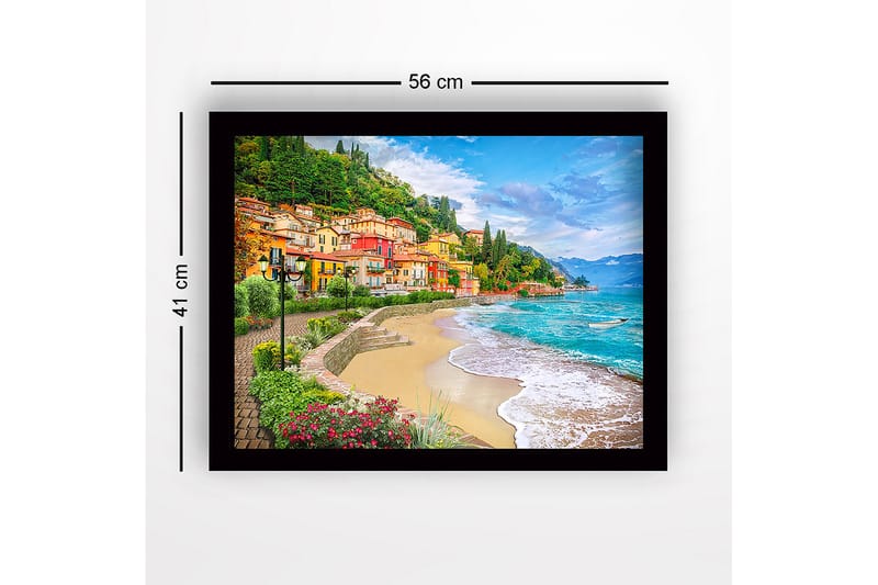 Innrammet lerretsbilde i tre - 41x56 cm - Vakker kystlinje med fargerike hus og frodige omgivelser - Blå / Grønn / Gul - Innredning - Bilder & kunst