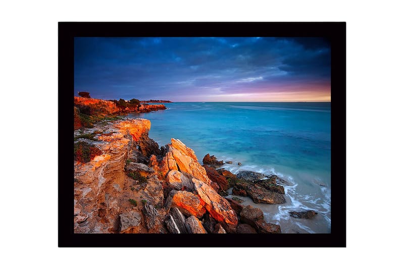 Innrammet lerretsbilde i tre - 41x56 cm - Vakker kystlinje med klipper og hav i skumringslys - Turkis / Oransje / Grå - Innredning - Bilder & kunst
