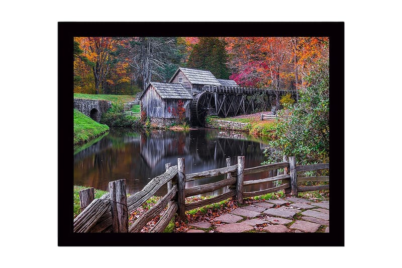 Innrammet lerretsbilde i tre - 41x56 cm - Vakker mølle ved en speilblank innsjø omgitt av høstfarger - Grønn / Oransje / Brun - Innredning - Bilder & kunst