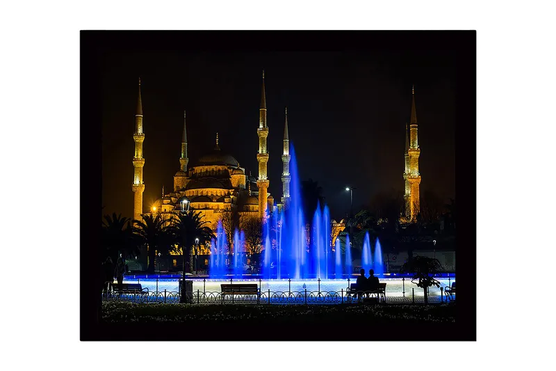 Innrammet lerretsbilde i tre - 41x56 cm - Vakker moské opplyst av gyllent lys med en fontene i blått vann - Gull / Blå - Innredning - Bilder & kunst