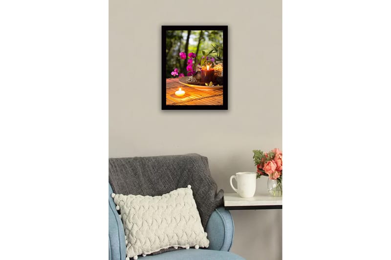 Innrammet lerretsbilde i tre - 41x56 cm - Vakker samling av blomster og lys på en treplate - Lilla / Mørk rød / Beige - Innredning - Bilder & kunst