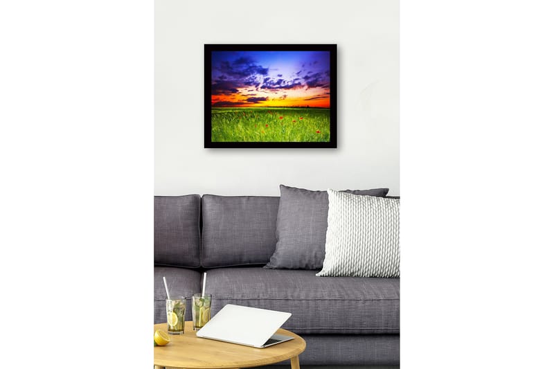 Innrammet lerretsbilde i tre - 41x56 cm - Vakker solnedgang over en grønn eng med røde valmuer - Grønn / Oransje / Blå - Innredning - Bilder & kunst