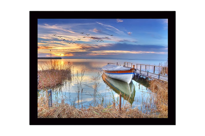 Innrammet lerretsbilde i tre - 41x56 cm - Vakker solnedgang over en rolig innsjø med en båt ved bryggen - Blå / Oransje / Grønn - Innredning - Bilder & kunst