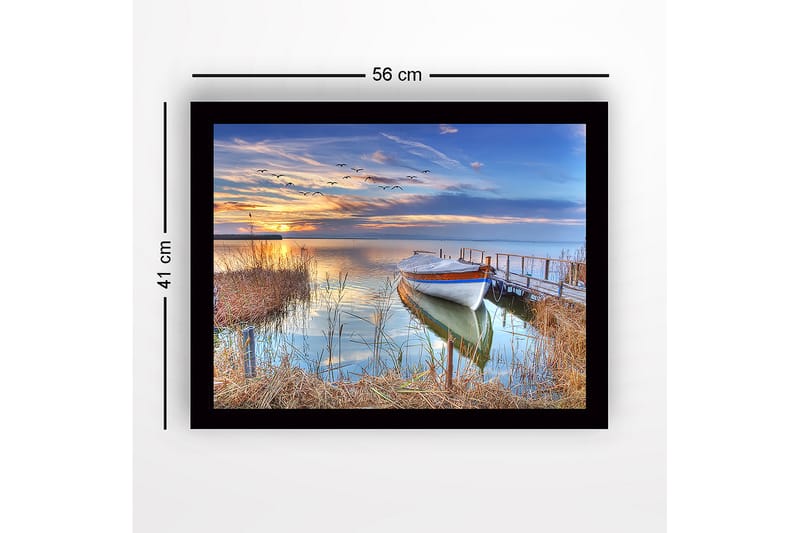 Innrammet lerretsbilde i tre - 41x56 cm - Vakker solnedgang over en rolig innsjø med en båt ved bryggen - Blå / Oransje / Grønn - Innredning - Bilder & kunst