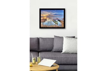 Innrammet lerretsbilde i tre - 41x56 cm - Vakker solnedgang over en rolig innsjø med en båt ved bryggen - Blå / Oransje / Grønn - Innredning - Bilder & kunst