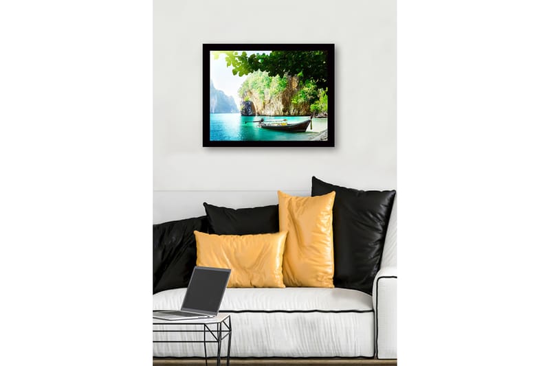 Innrammet lerretsbilde i tre - 41x56 cm - Vakker strand med båt på en frodig, steinete kyst - Turkis / Grønn / Brun - Innredning - Bilder & kunst