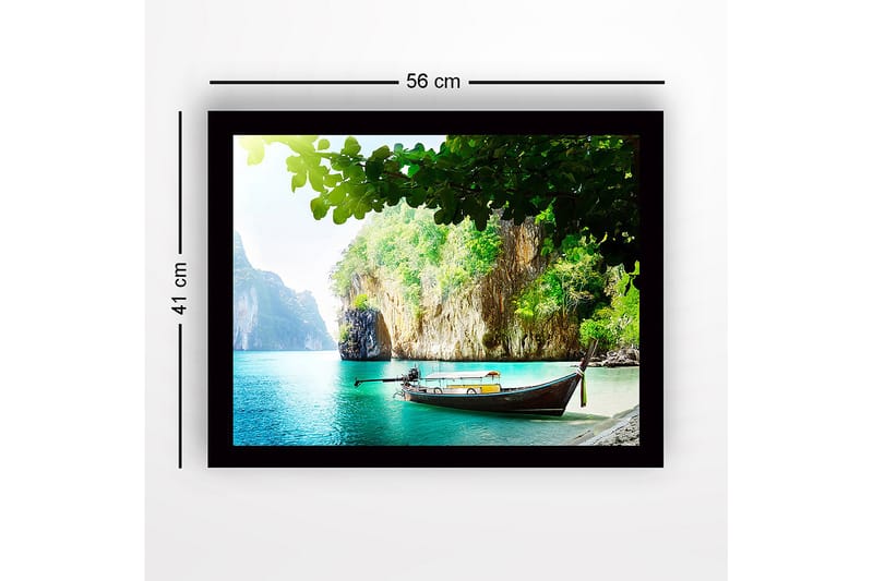 Innrammet lerretsbilde i tre - 41x56 cm - Vakker strand med båt på en frodig, steinete kyst - Turkis / Grønn / Brun - Innredning - Bilder & kunst