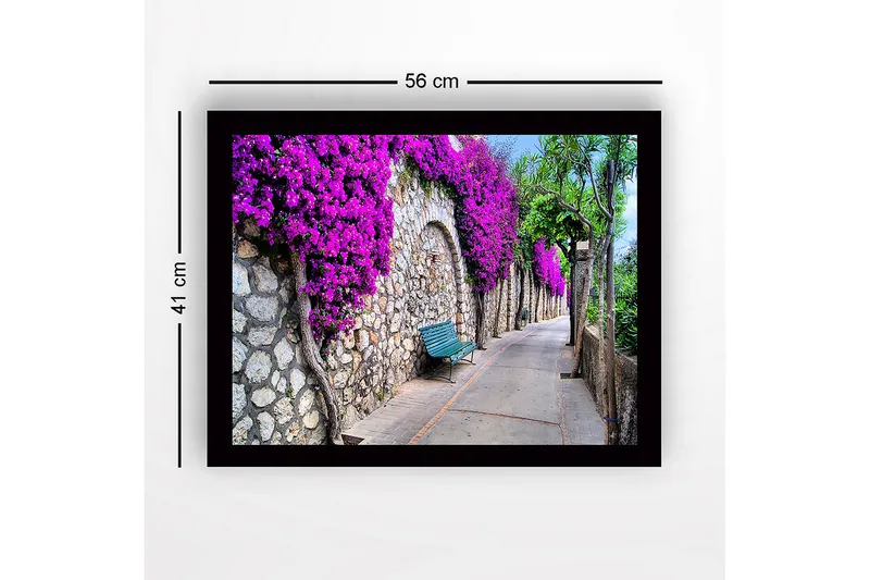 Innrammet lerretsbilde i tre - 41x56 cm - Vakker tur med bougainvillea som pryder en steinmur - Lilla / Grønn / Beige - Innredning - Bilder & kunst