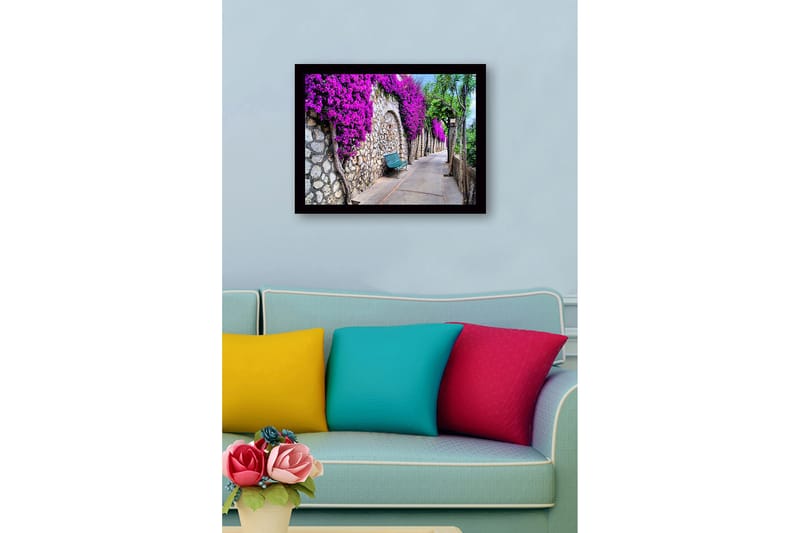 Innrammet lerretsbilde i tre - 41x56 cm - Vakker tur med bougainvillea som pryder en steinmur - Lilla / Grønn / Beige - Innredning - Bilder & kunst