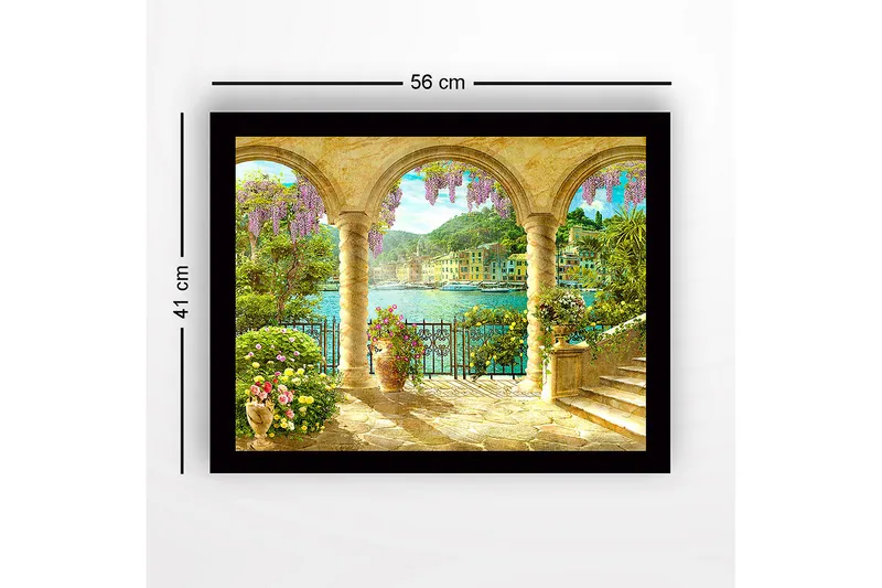 Innrammet lerretsbilde i tre - 41x56 cm - Vakker utsikt gjennom buen med blomster og havet i bakgrunnen - Lilla / Grønn / Gull - Innredning - Bilder & kunst