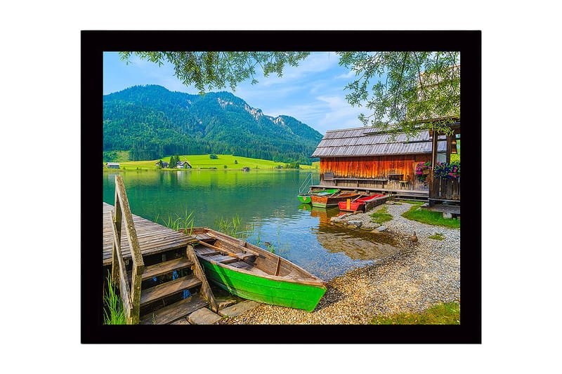 Innrammet lerretsbilde i tre - 41x56 cm - Vakkert innsjølandskap med fargerike båter ved en brygge - Grønn / Rød / Blå - Innredning - Bilder & kunst