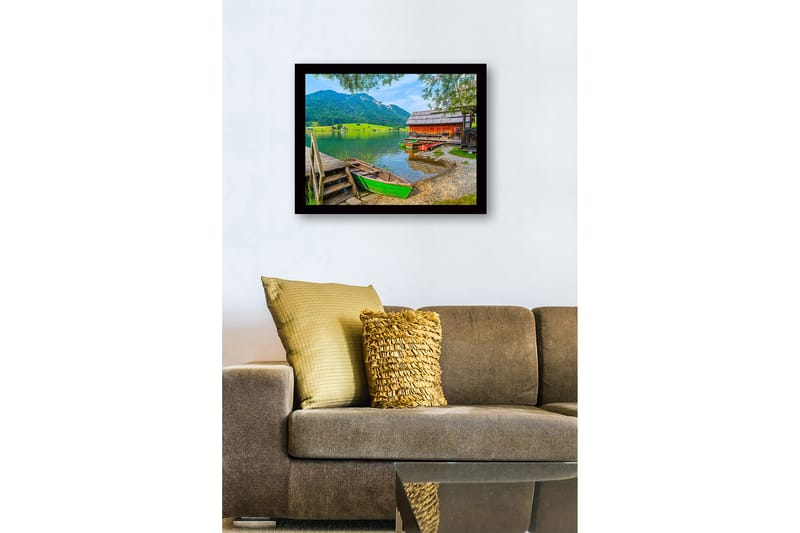 Innrammet lerretsbilde i tre - 41x56 cm - Vakkert innsjølandskap med fargerike båter ved en brygge - Grønn / Rød / Blå - Innredning - Bilder & kunst