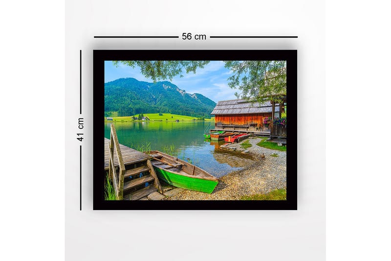 Innrammet lerretsbilde i tre - 41x56 cm - Vakkert innsjølandskap med fargerike båter ved en brygge - Grønn / Rød / Blå - Innredning - Bilder & kunst