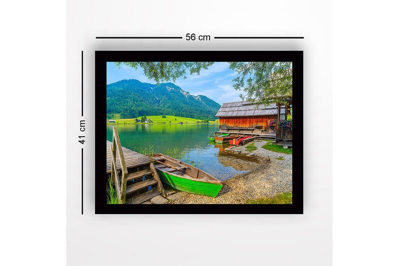 Innrammet lerretsbilde i tre - 41x56 cm - Vakkert innsjølandskap med fargerike båter ved en brygge - Grønn / Rød / Blå - Innredning - Bilder & kunst
