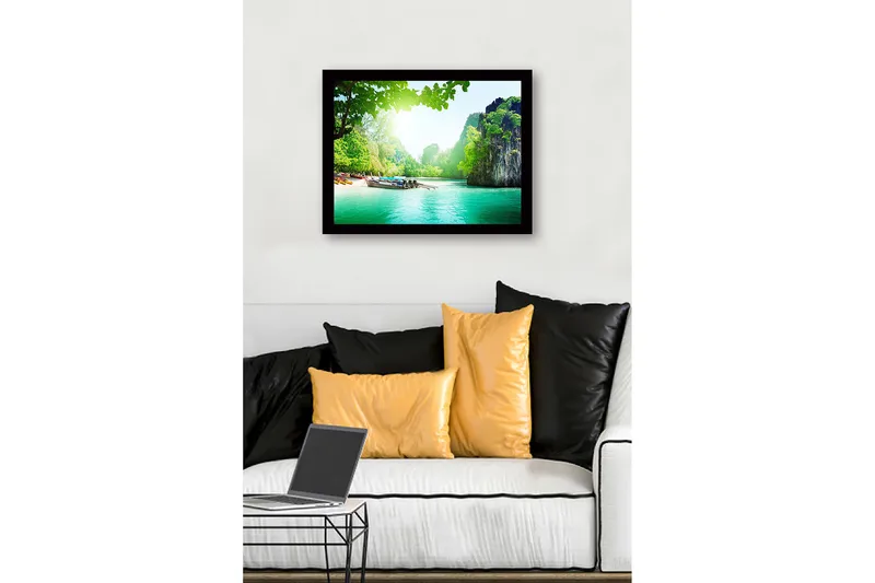 Innrammet lerretsbilde i tre - 41x56 cm - Vakkert kystlandskap med båter på en grønn strand - Grønn / Turkis / Blå - Innredning - Bilder & kunst