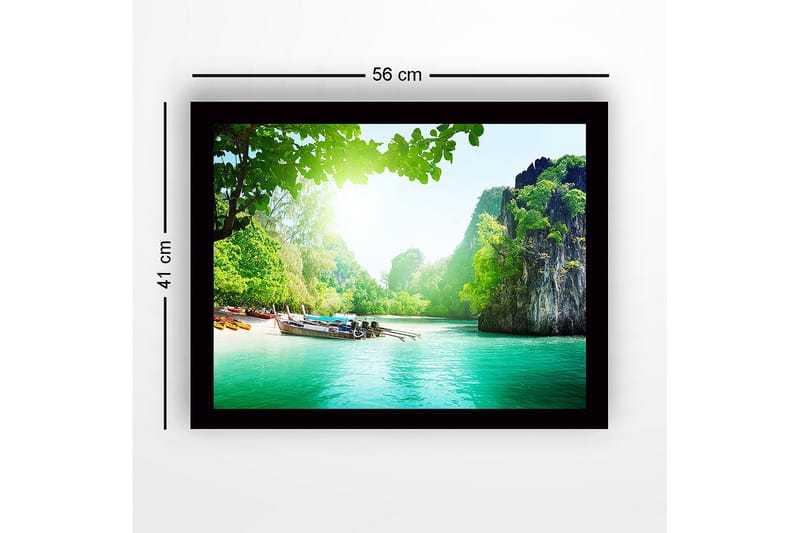 Innrammet lerretsbilde i tre - 41x56 cm - Vakkert kystlandskap med båter på en grønn strand - Grønn / Turkis / Blå - Innredning - Bilder & kunst