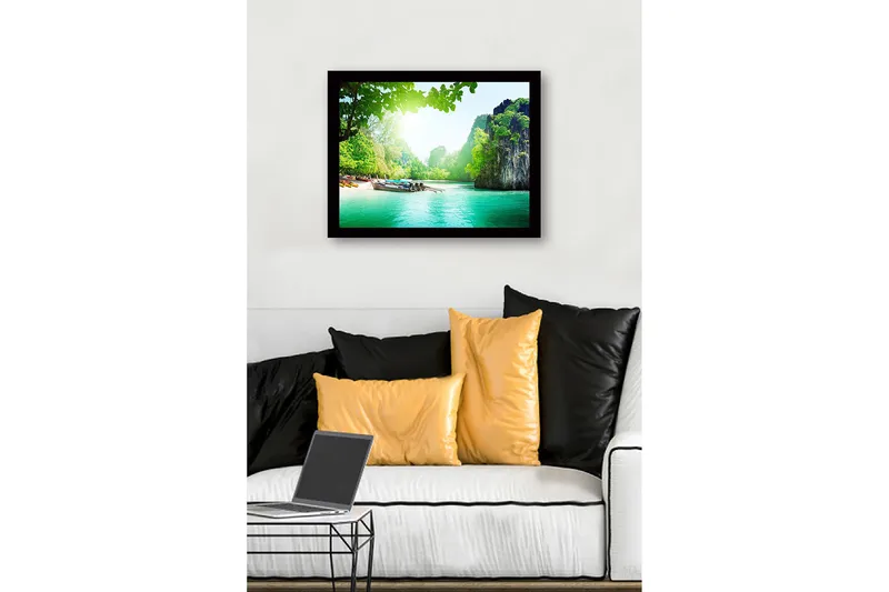 Innrammet lerretsbilde i tre - 41x56 cm - Vakkert kystlandskap med båter på en grønn strand - Grønn / Turkis / Blå - Innredning - Bilder & kunst