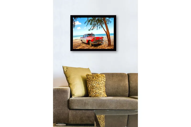 Innrammet lerretsbilde i tre - 41x56 cm - Veteranbil på stranden med palmer i bakgrunnen - Rød / Hvit / Grå - Innredning - Bilder & kunst