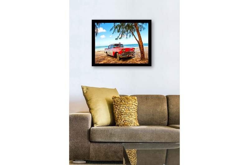 Innrammet lerretsbilde i tre - 41x56 cm - Veteranbil på stranden med palmer i bakgrunnen - Rød / Hvit / Gr å - Innredning - Bilder & kunst
