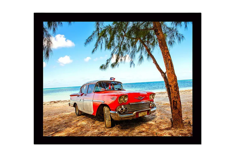 Innrammet lerretsbilde i tre - 41x56 cm - Veteranbil på stranden med palmer i bakgrunnen, Rød / Hvit / Grå