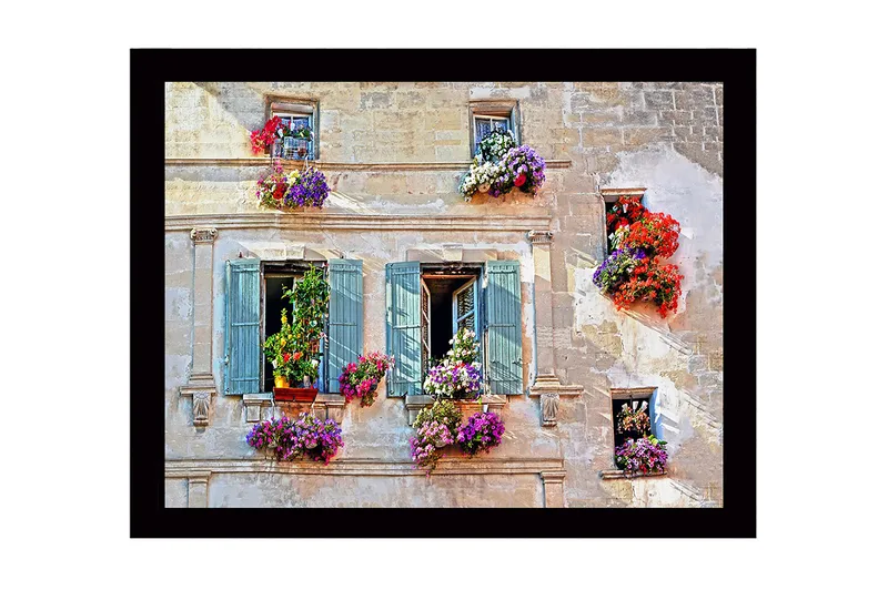 Innrammet lerretsbilde i tre - 41x56 cm - Vindu med blomsteroppsatser i livlige farger - Lilla / Rød / Grønn - Innredning - Bilder & kunst