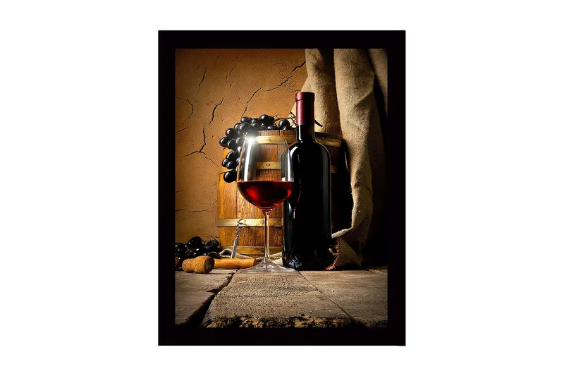 Innrammet lerretsbilde i tre - 41x56 cm - Vinflaske og glass med rødvin omgitt av druer og eikefat, Rød / Svart / Brun