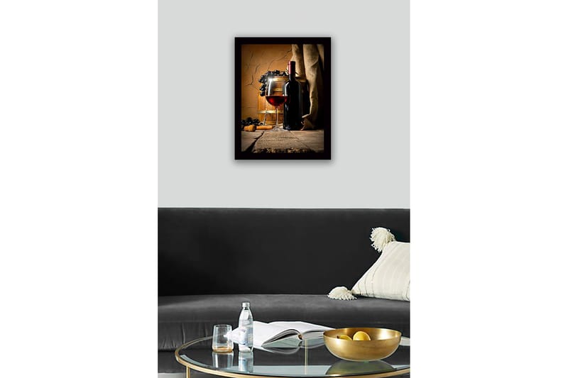 Innrammet lerretsbilde i tre - 41x56 cm - Vinflaske og glass med rødvin omgitt av druer og eikefat - Rød / Svart / Brun - Innredning - Bilder & kunst