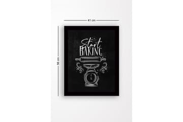 Innrammet lerretsbilde i tre - 41x56 cm - Vintage kjøkkenvekt med kjevle og teksten Start Baking - Svart / Hvit - Innredning - Bilder & kunst