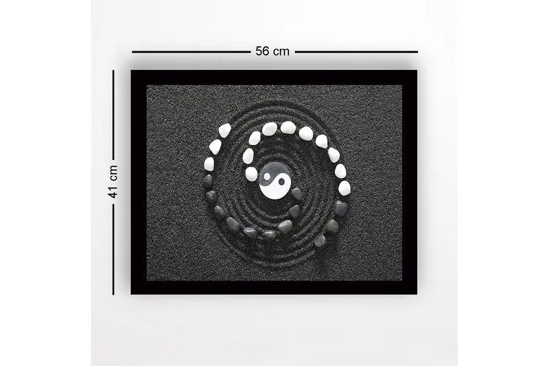Innrammet lerretsbilde i tre - 41x56 cm - Yin og Yang-symbolet i en spiral av steiner på svart sand - Svart / Hvit / Grå - Innredning - Bilder & kunst