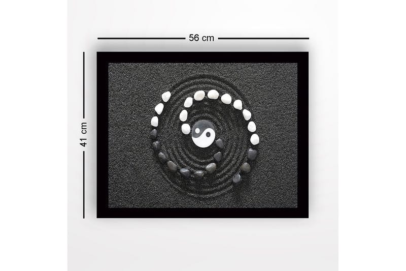 Innrammet lerretsbilde i tre - 41x56 cm - Yin og Yang-symbolet i en spiral av steiner på svart sand - Svart / Hvit / Grå - Innredning - Bilder & kunst