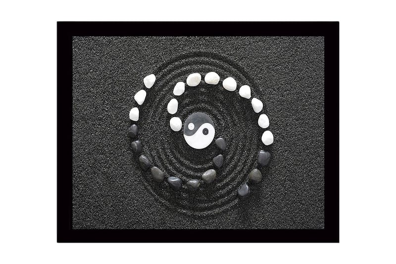 Innrammet lerretsbilde i tre - 41x56 cm - Yin og Yang-symbolet i en spiral av steiner på svart sand - Svart / Hvit / Grå - Innredning - Bilder & kunst